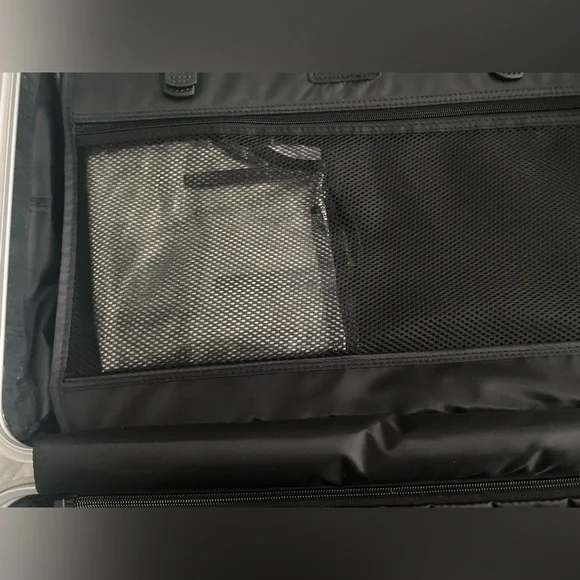 ALUMINUM CARRY ON SUITCASE - Picture 4 of 7